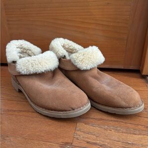 UGG WOMEN Tan Suede Ankle Boot